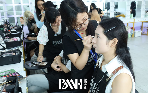 初高中生学化妆，选学校一定要看这5点